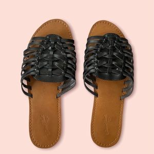 Universal thread sandals size 9